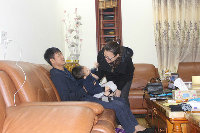 Nguyễn Hữu Thắng cùng vợ và con trai trong ngôi nhà mới của mình 